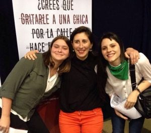 Las jóvenes Micaela San Martín y Candelaria Puccio junto a la docente Marina Carroli