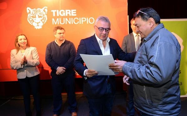 Zamora entregó escrituras en Tigre: 