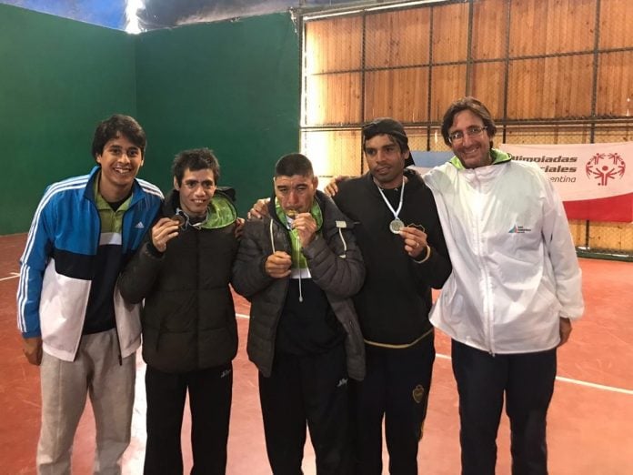 alumnos-escuela-san-fernando-medallas-torneo-tenis-discapacidad