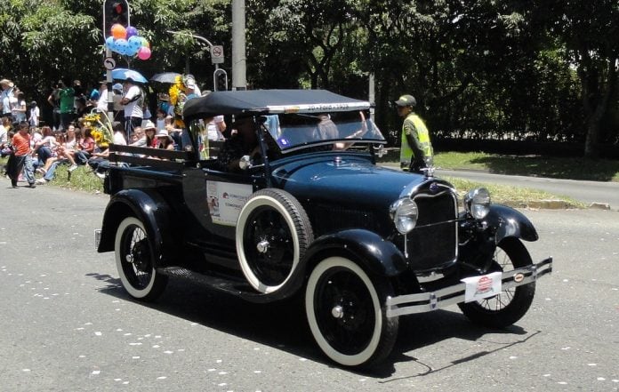 desfile-ford-a-paseo-de-la-costa