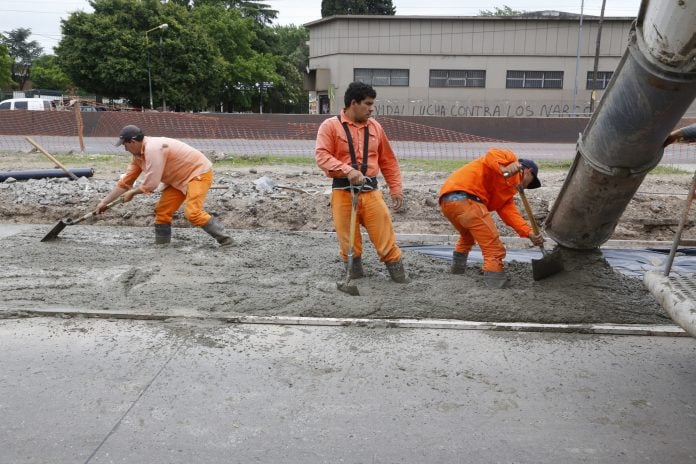 El Municipio Trabaja En La Construcción De Dársenas De Estacionamiento, Sobre La Colectora De La Av. J.m. Rosas