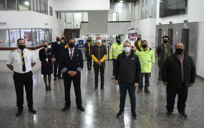 Diego Valenzuela Y Trabajadores Del Aeropuerto El Palomar