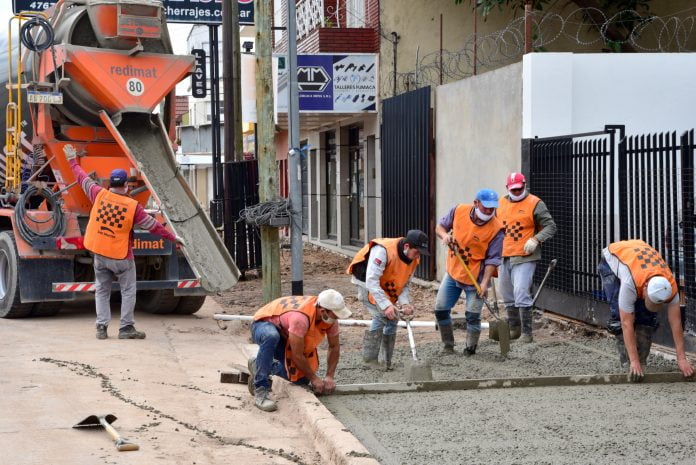 En El Marco Del Plan De Mejoramiento Del Espacio Público, El Municipio Realiza Nuevas Veredas, Iluminación, Desagües Y Parquización, Entre Otros Trabajos.