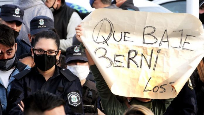 Protesta De La Policia Bonaerense En Puente 12 Perfil Berni