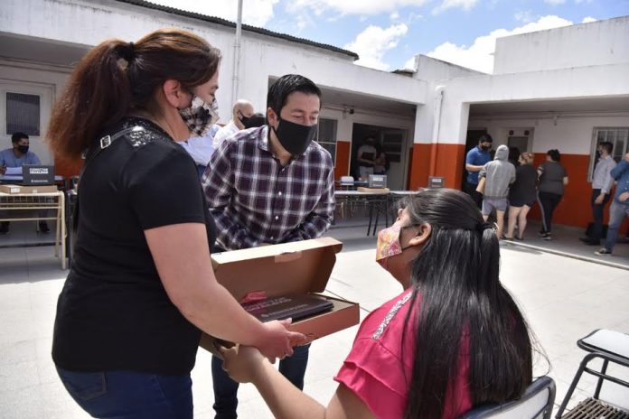 Netbooks, escuelas secundarias Malvinas Argentinas