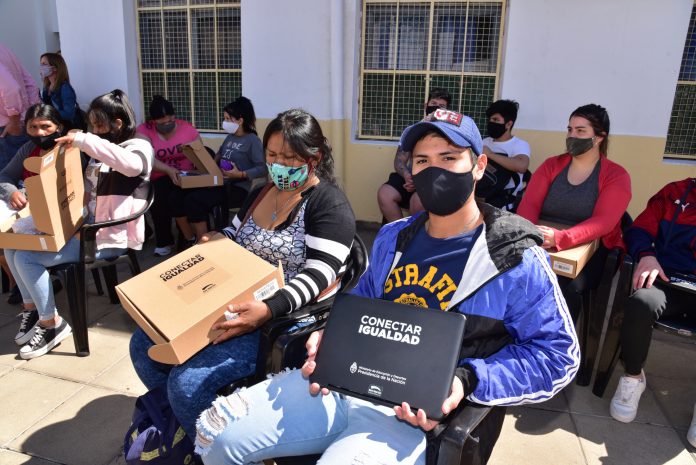 Fernando Moreira Y Nicolás Trotta Entregaron Netbooks A Estudiantes De San Martín.