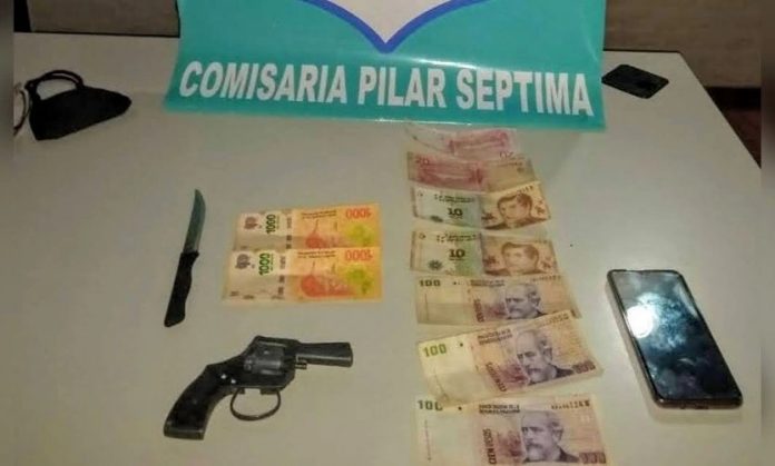 Robo Mujer Pilar Arma