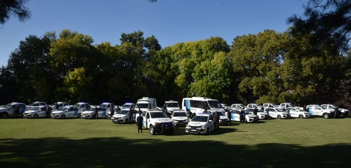 en el marco del plan nacional de seguridad, articulado entre la nación, la provincia y el municipio, se entregaron vehículos para la policía de la provincia de buenos aires.