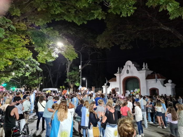 cacerolazo quinta olivos jeuves