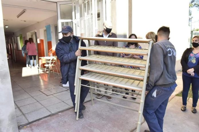 sillas mesas escuelas malvinas