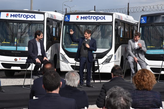 fernando moreira y axel kicillof acompanaron la presentacion de 257 colectivos de la empresa metropol en san martin