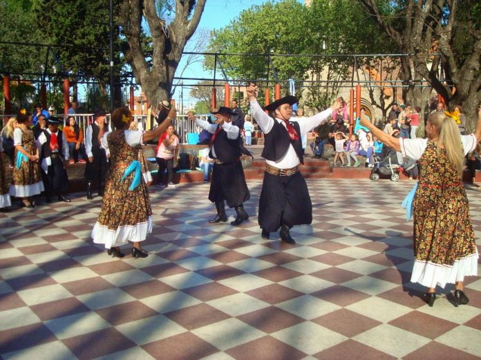 folklore plaza martinez archivo