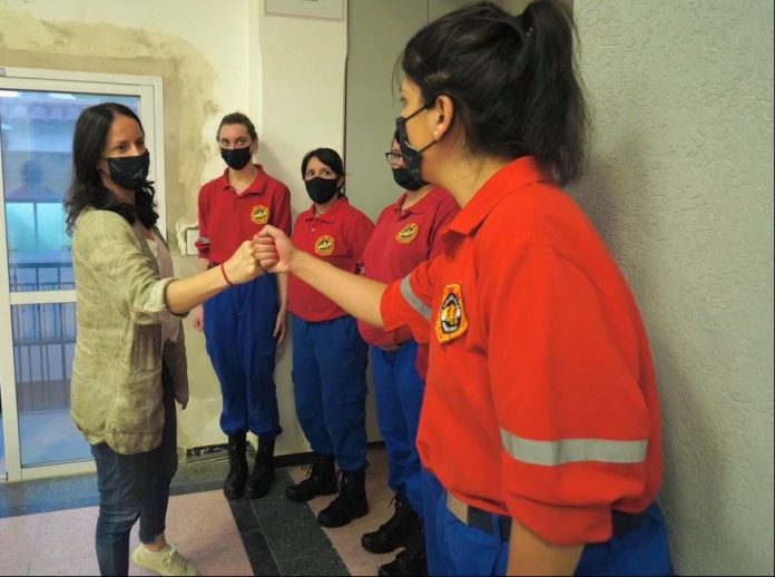 soledad martinez en el cuartel de bomberos