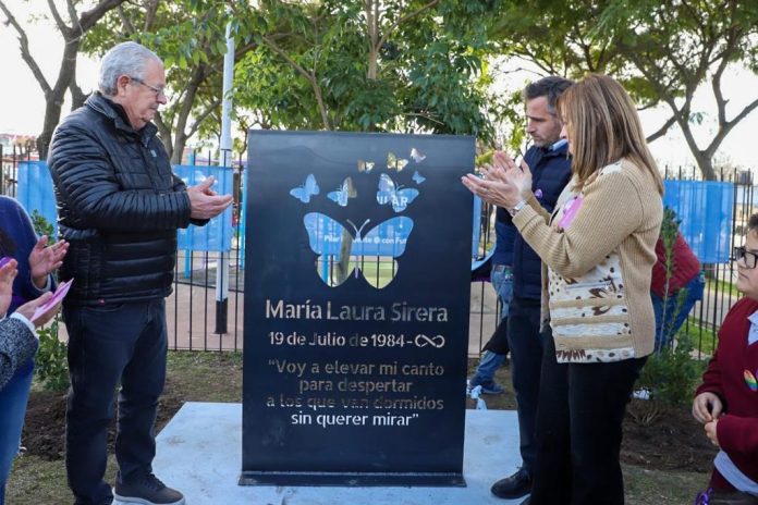 laura sirera acto placa