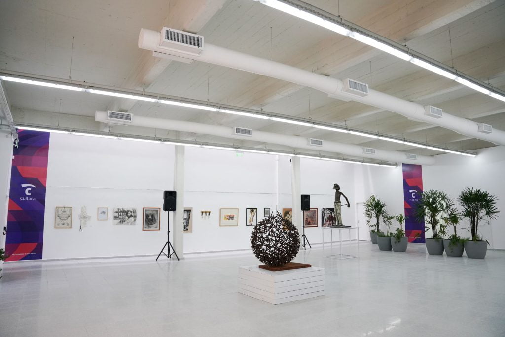 el antiguo edificio de telecom se transformó en el nuevo centro de las artes y la cultura.