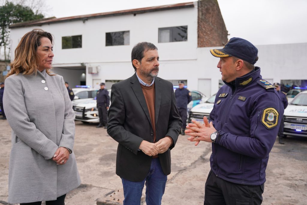 el intendente fernando moreira entregó los nuevos móviles policiales en el nuevo comando de patrullas municipal