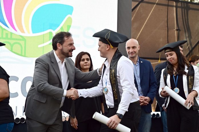 entrega diplomas pes sujarchuk