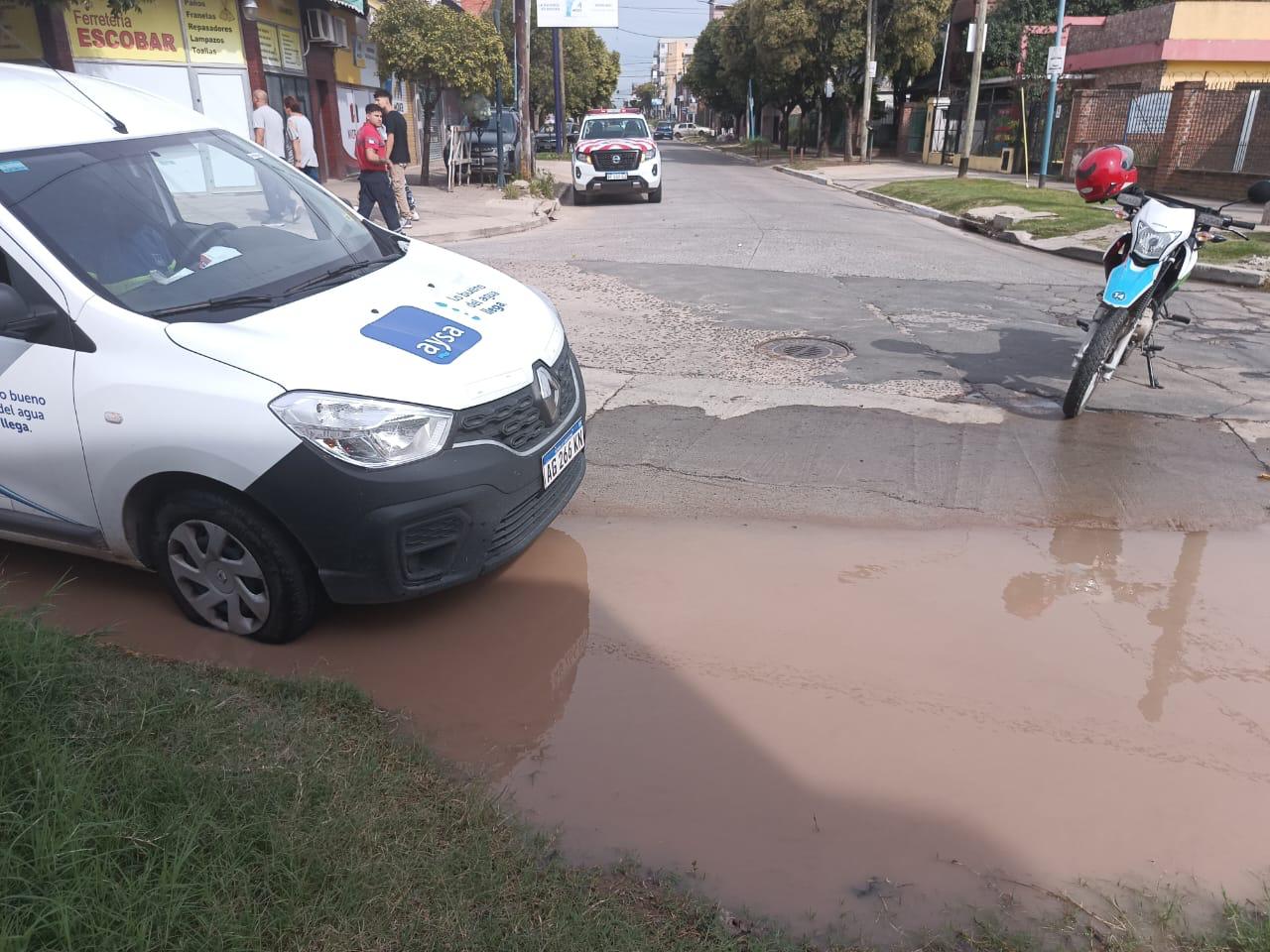 AySA repairs a master pipe in Escobar: water losses and service cuts